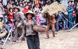 [ẢNH] Đầu xuân xem người đội trâu rơm đi cày, trai giả gái tung trấu gieo mạ...